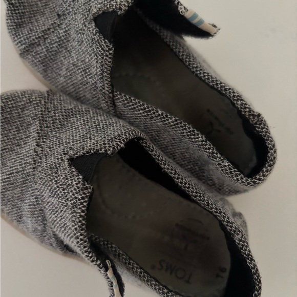 Toms Gray Sneakers with Sparkly Finish and Slip-On Design - Picture 5 of 5